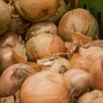 zakaj-je-treba-cebulo-za-solato-rezati-vzdolzno-in-ne.jpg