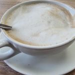 Zakaj kavi dodamo kapljico navadne vode: fizika, ki spremeni okus pijače zakaj-kavi-dodamo-kapljico-navadne-vode-fizika-ki-spremeni-okus.jpg